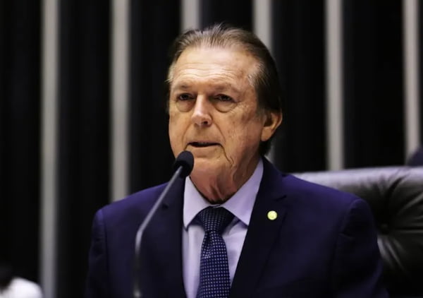 imagem colorida do presidente do União Brasil e deputado federal, Luciano Bivar (PE). Ele aparece falando em microfone no plenário da Câmara dos Deputados, de terno - Metrópoles
