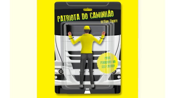 Imagem com meme sobre manifestante bolsonarista que se agarrou a caminhão que furou bloqueio no Pernambuco