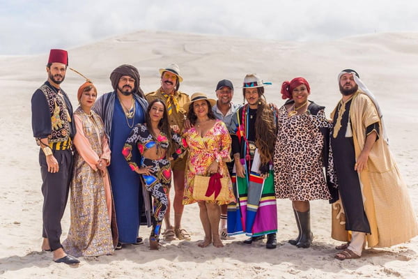 Foto colorida do elenco da série Vai que Cola nas Arábias - Metrópoles