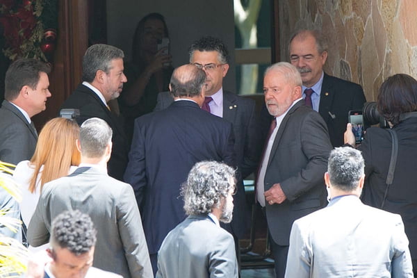 Presidente eleito, Lula, cumprimenta Arthur Lira na entrada da residência oficial da Câmara dos Deputados, no Lago Sul - Metrópoles