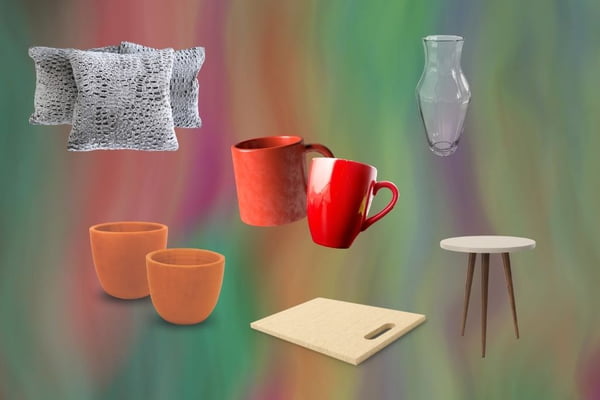 Foto com fundo colorido e mostrando produtos como xícaras, almofadas e mesinha