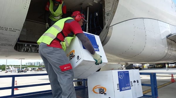 Funcionários descarregam vacinas contra COVID-19 de avião no Espírito Santo - Metrópoles