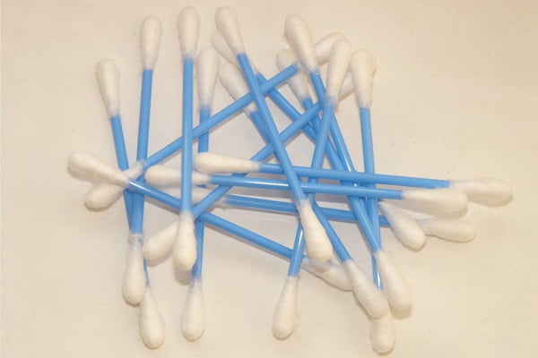 Foto colorida de bastões de cotonete azuis