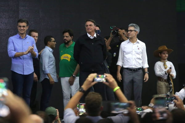 O presidente Jair Bolsonaro em evento de campanha ladeado pelos governadores de São Paulo, Rodrigo Garcia, e Minas Gerais, Romeu Zema. Diante do palco, apoiadores tiram fotos - Metrópoles