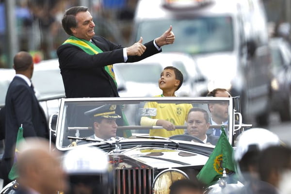 O então presidente Jair Bolsonaro desfila no Rolls-Royce utilizados por outros presidentes como Lula e FHC - Metrópoles