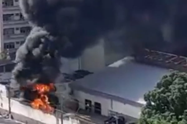 Igreja Uniersal atingida por incêndio no Centro de Niteroi - Metrópoles