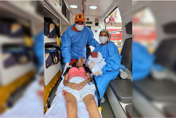 foto colorida. mulher deitada com dois médicos do lado