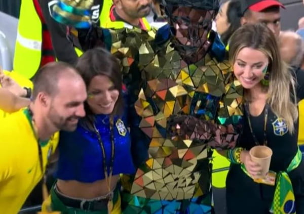 foto colorida de eduardo bolsonaro e esposa na copa do mundo no catar