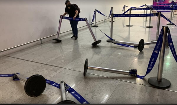 Após ouvir um chiado, passageiros do Aeroporto Internacional de São Paulo, em Guarulhos, suspeitaram de um vazamento de gás e entraram em pânico