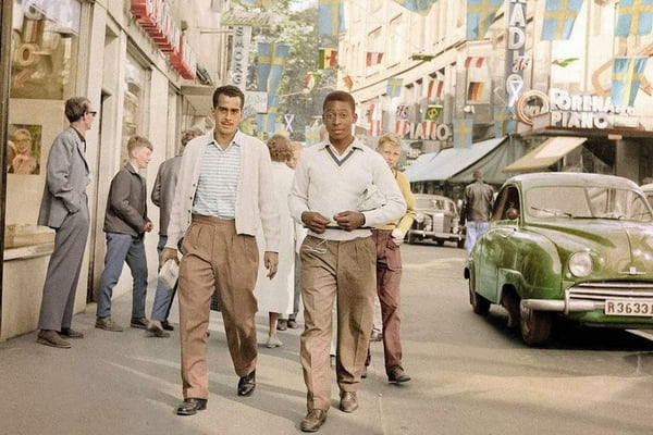 Foto antiga do ex-jogador da seleção brasileira, Pelé, caminhando pelas ruas da Suécia no ano em que o Brasil conquistou seu primeiro título mundial - Metrópoles