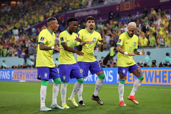 Vinicius Junior do Brasil comemora com Raphinha, Lucas Paqueta e Neymar após marcar o primeiro gol do time durante a partida das oitavas de final da Copa do Mundo da FIFA Qatar 2022 entre Brasil e Coreia do Sul no Estádio 974 em 05 de dezembro de 2022 em Doha, Catar