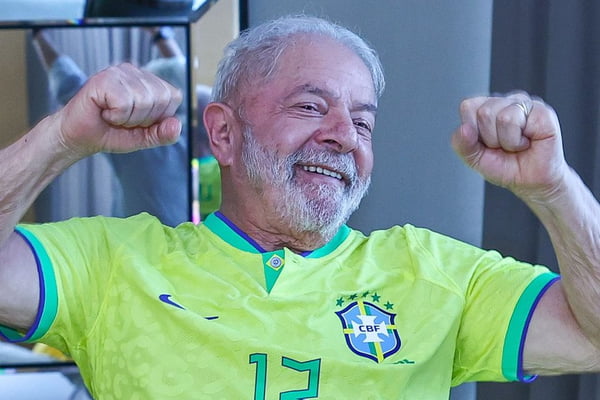 O presidente lula comemora a viória da seleção Brasileira sobre a Coreia do Sul | Metrópoles