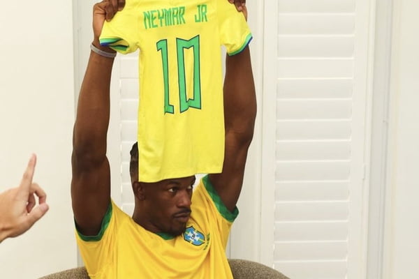 Jimmy Butler segurando e usando camisa do Brasil - Metrópoles
