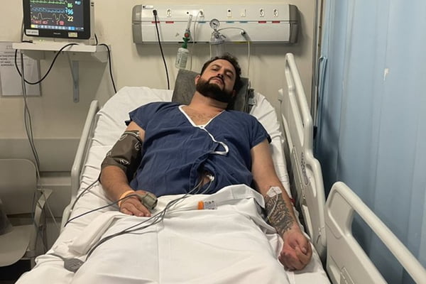 O caminhoneiro bolsonarista Zé Trovão aparece deitado numa cama internado em hospital em Brasília - Metrópoles