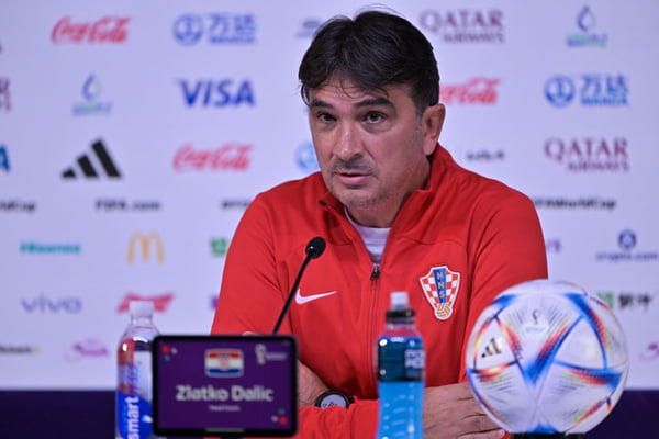 Zlato Dalic, técnico da Croácia, fala em coletiva de imprensa após jogo na Copa do Mundo do Catar - Metrópoles