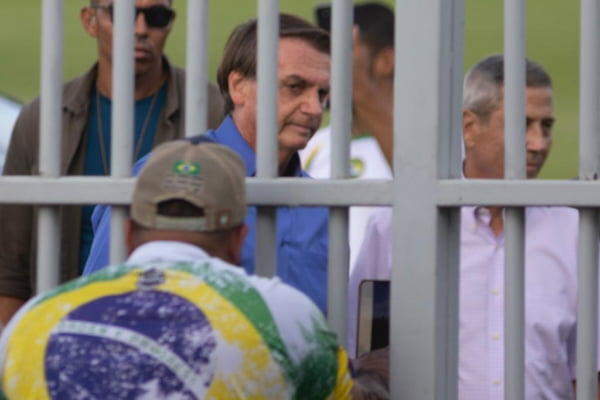 Presidente Bolsonaro (PL) no Alvorada após falar com apoiadores