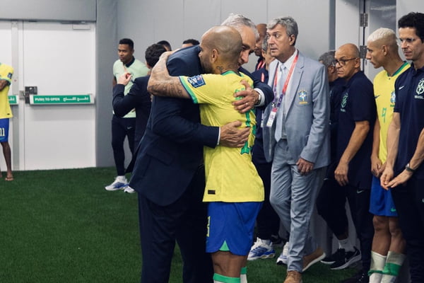 Imagem colorida mostra Daniel Alves e Tite se abraçando durante a Copa do Mundo do Catar - Metrópoles
