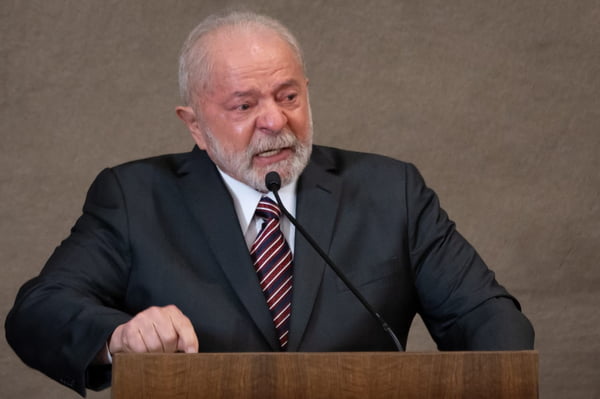 Lula, presidente eleito, chora em pulpito durante discurso em sua diplomação no TSE por lembrar dos questionamentos por não ter diploma superior - Metrópoles
