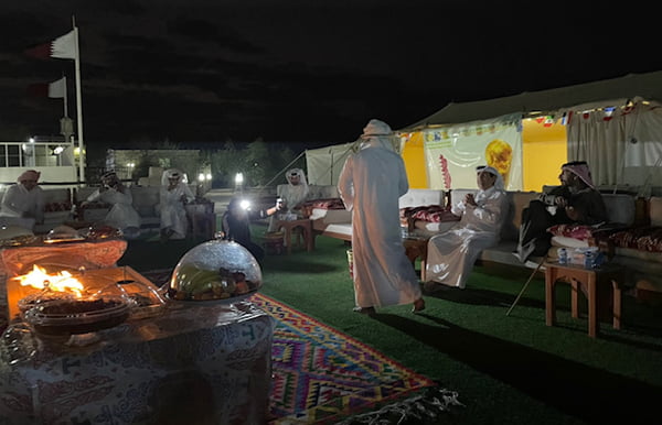 O catari Mohammed Bin Ali Jaber Al Attiyah faz festa para homenagear o Brasil no deserto, perto de Doha