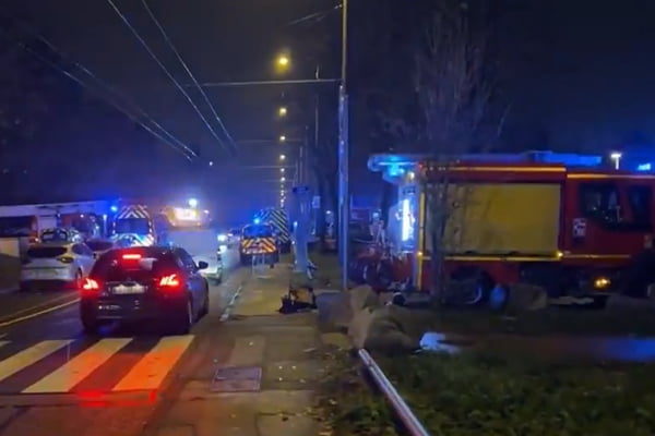 Imagem colorida mostra movimentação em rua de cidade da França em que houve incêndio em um prédio e matou 10 pessoas - Metrópoles