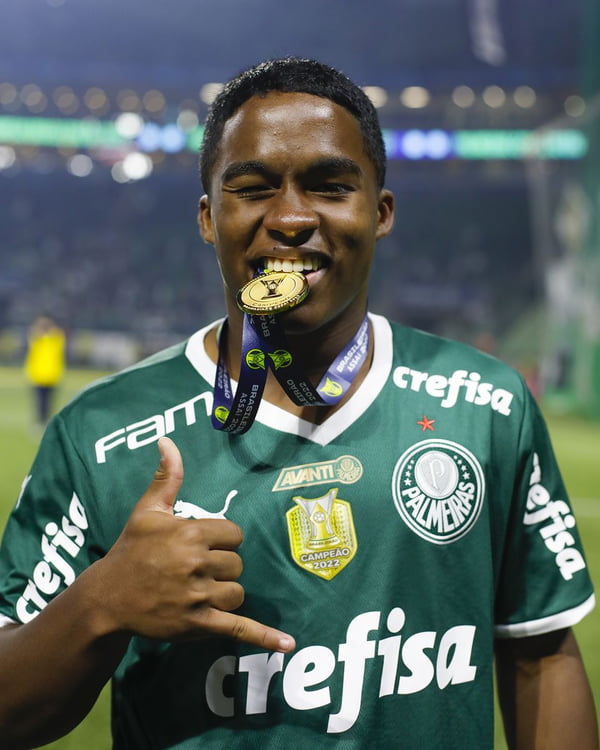 Endrick comemora o título de campeão brasileiro pelo Palmeiras - Metrópoles