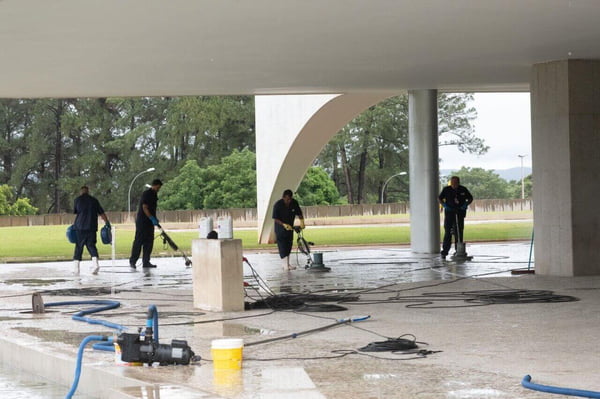 Funcionários realizam pintura e limpeza da área externa do Palácio do Planalto