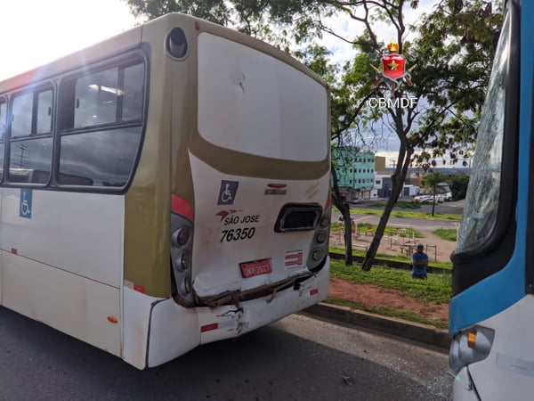 Colisão de dois ônibus na EPNB deixa cinco pessoas feridas