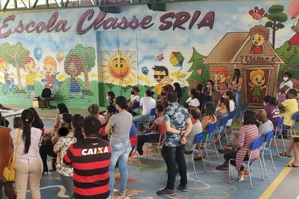 Crianças reunidas em pátio de escola pública no SRIA - Metrópoles