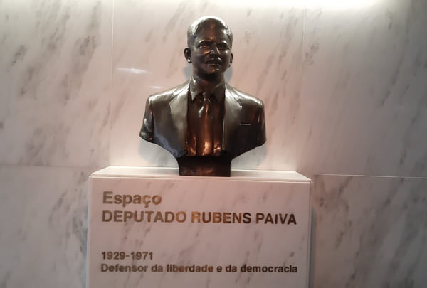 Busto de Rubens Paiva