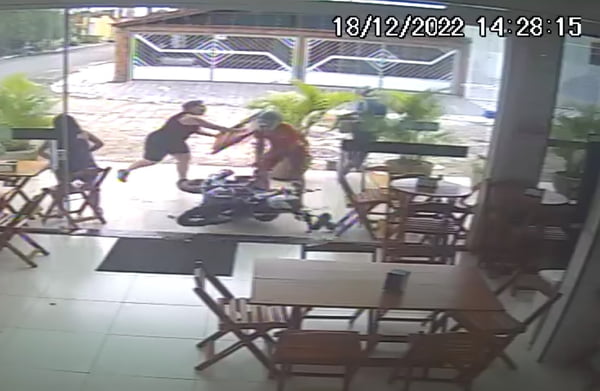 A mulher deu cadeiradas em um bandido durante um assalto, no domingo (18/12)
