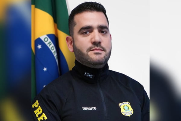 Diretor-geral da PRF Marco Territo em foto institucional com uniforme da instituição e bandeira do Brasil atrás - Metrópoles