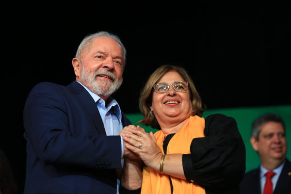 Lula cumprimenta Cida Gonçalves, consultora de políticsa públicas e indicada ao Ministério da Mulher em cerimônia de anúncio de resultado da transição - Metrópoles