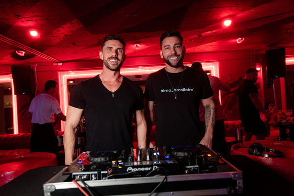 Bartô Lounge reúne DJs e convidados em badalada festa beneficente