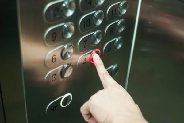 Deputado do DF quer acabar com “diferenciação de elevadores”. Entenda