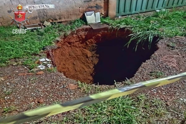 Erosão em Vicente Pires: o buraco assustou moradores pelo tamanho