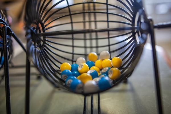 Roda de bingo com bolas coloridas dentro - Metrópoles