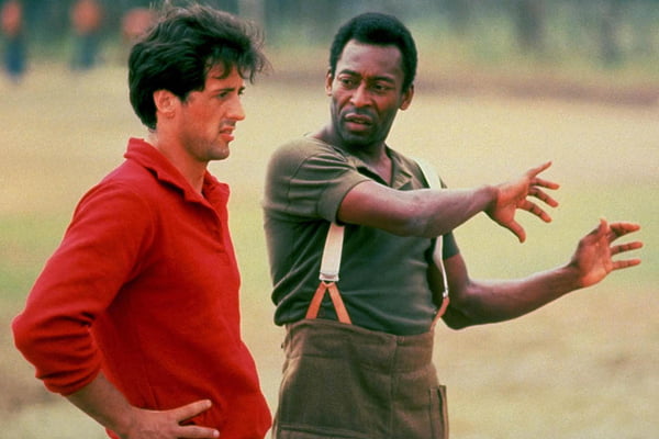 Sylvester Stallone e Pelé no filme Fuga para Vitória - Metrópoles
