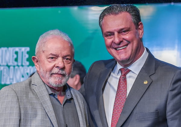 Lula posa ao lado de Carlos Fávaro, o futuro ministro da Agricultura