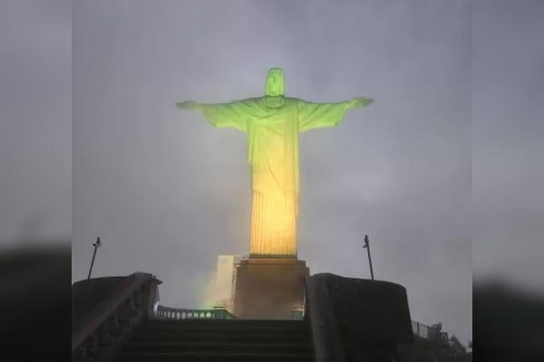 Cristo Redentor é iluminado de verde e amarelo em homenagem a Pelé