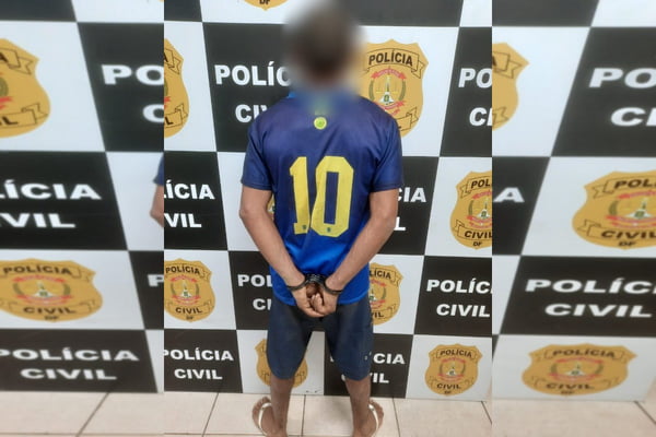 Homem veste camisa azul do Brasil e posa de costas para a foto de polícia