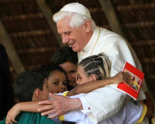 Papa bento XVI abraçando crianças - Metrópoles