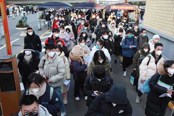 Imagem colorida: população chinesa usando máscara faz filas - Metrópoles