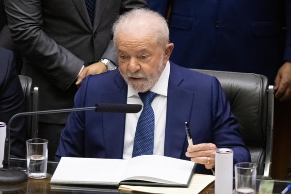 Sessão solene de posse, no Plenário da Câmara, onde Lula faz o Compromisso Constitucional e assina termo de posse, juntamente com o vice presidente Alckmin. Local: Plenario camara dos deputados ulysses guimaraes