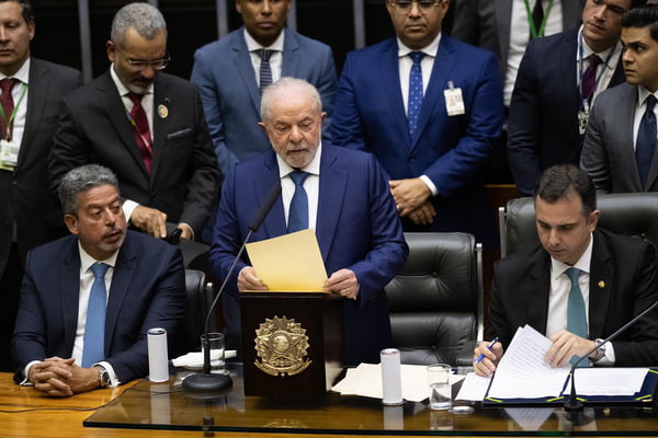 Empossado, Lula diz que “democracia venceu” e “roda da economia vai voltar a girar”
