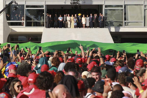 Presidente Luiz Inácio Lula da Silva chega ao Palácio planalto para receber a faixa presidencial durante a posse - Metrópoles
