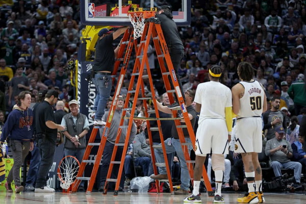 Funcionários tentam arrumar a cesta do jogo entre Celtics e Nuggets - Metrópoles