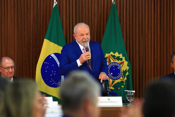 Ministro Geraldo Alckmin e Lula durante primeira reunião ministerial - Metrópoles