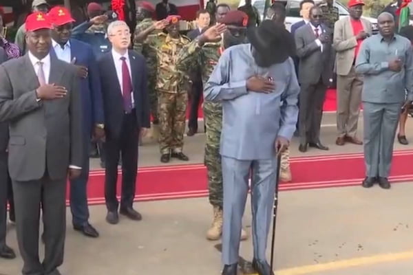 Presidente do Sudão do Sul se urinou durante cerimônia oficial - Metrópoles