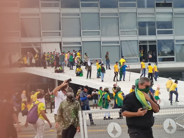 apoiadores do ex presidente jair bolsonaro patriotas invadem STF para protestar contra o resultado das urnas 13