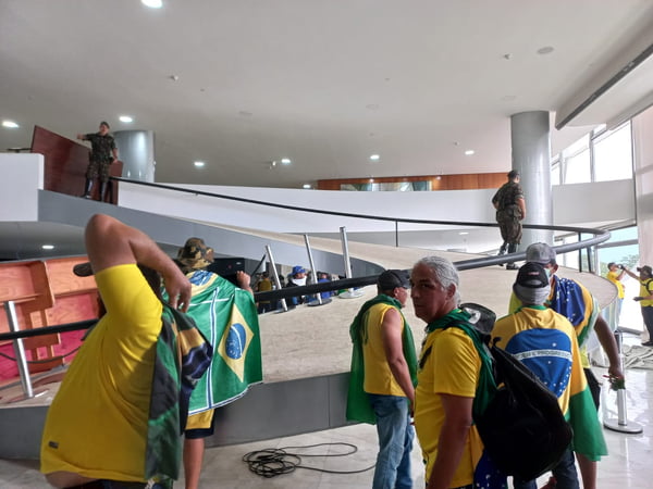 Bolsonaristas invadem o Congresso nacional, palacio planalto e STF em manifestação antidemocrática 13
